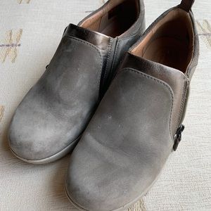 Clarks size 9 walking shoes with side zipper